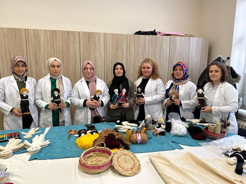 SAMSUN OLGUNLAŞMA ENSTİTÜSÜ ATÖLYELERİNDE GAZZE'DEKİ ÇOCUKLARA GÖNDERİLMEK ÜZERE EŞOFMAN TAKIMI VE DOKUMA OYUNCAK BEBEK ÜRETİLİYOR