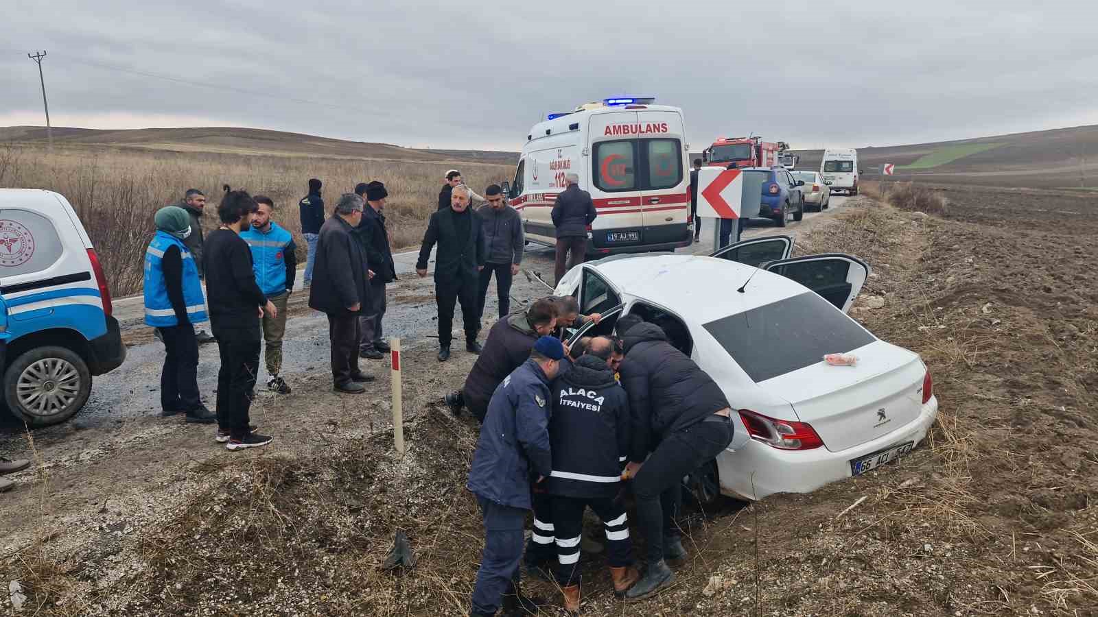 ÇORUM’UN ALACA İLÇESİNDE MEYDANA GELEN TRAFİK KAZASINDA OTOMOBİL İLE TİCARİ ARAÇ ÇARPIŞTI; KAZA SONUCUNDA 5 KİŞİ YARALANDI