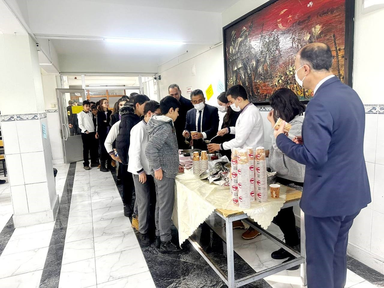 BAYBURT ORTAOKULU TARAFINDAN TOPLUM YARARINA DÜZENLENEN GELENEKSEL ÇORBA ETKİNLİĞİNDE, OKULDAKİ TÜM ÖĞRENCİLERE YÖRESEL KAVUT ÇORBASI İKRAM EDİLDİ