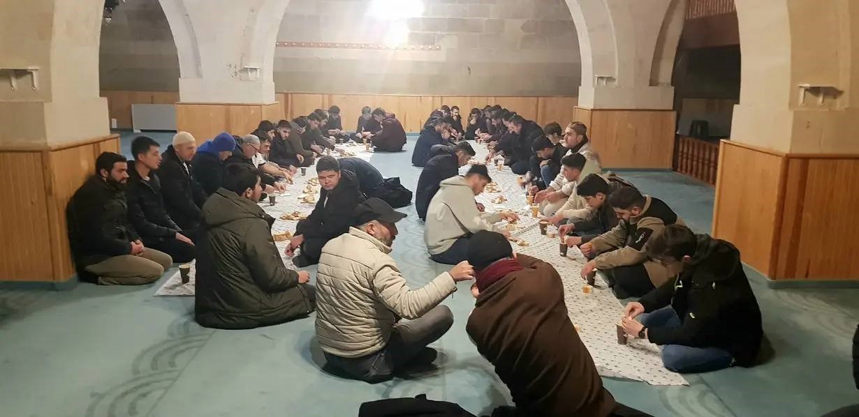 BAYBURT KREDİ YURTLAR KURUMU MÜDÜRLÜĞÜNÜN ORGANİZASYONU İLE TARİHİ ULU CAMİ'DE ÜNİVERSİTESİ ÖĞRENCİLERİNE YÖNELİK "SABAH NAMAZI BULUŞMASI" GERÇEKLEŞTİRİLDİ