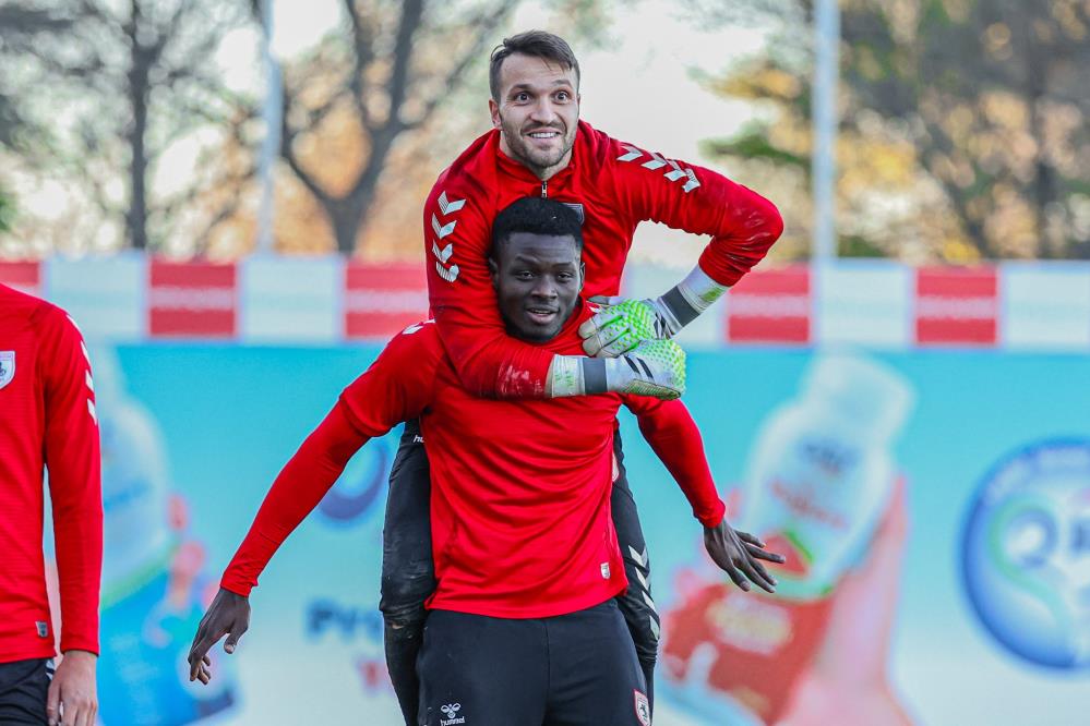 FIFA TARAFINDAN 2 DÖNEM TRANSFER YASAĞI GETİRİLEN SAMSUNSPOR, ŞU ANDA BAŞKA TAKIMLARDA KİRALIK OLARAK FORMA GİYEN 2'Sİ YABANCI TOPLAM 15 FUTBOLCUSUNU TEKRAR KADROSUNA ÇAĞIRABİLİR