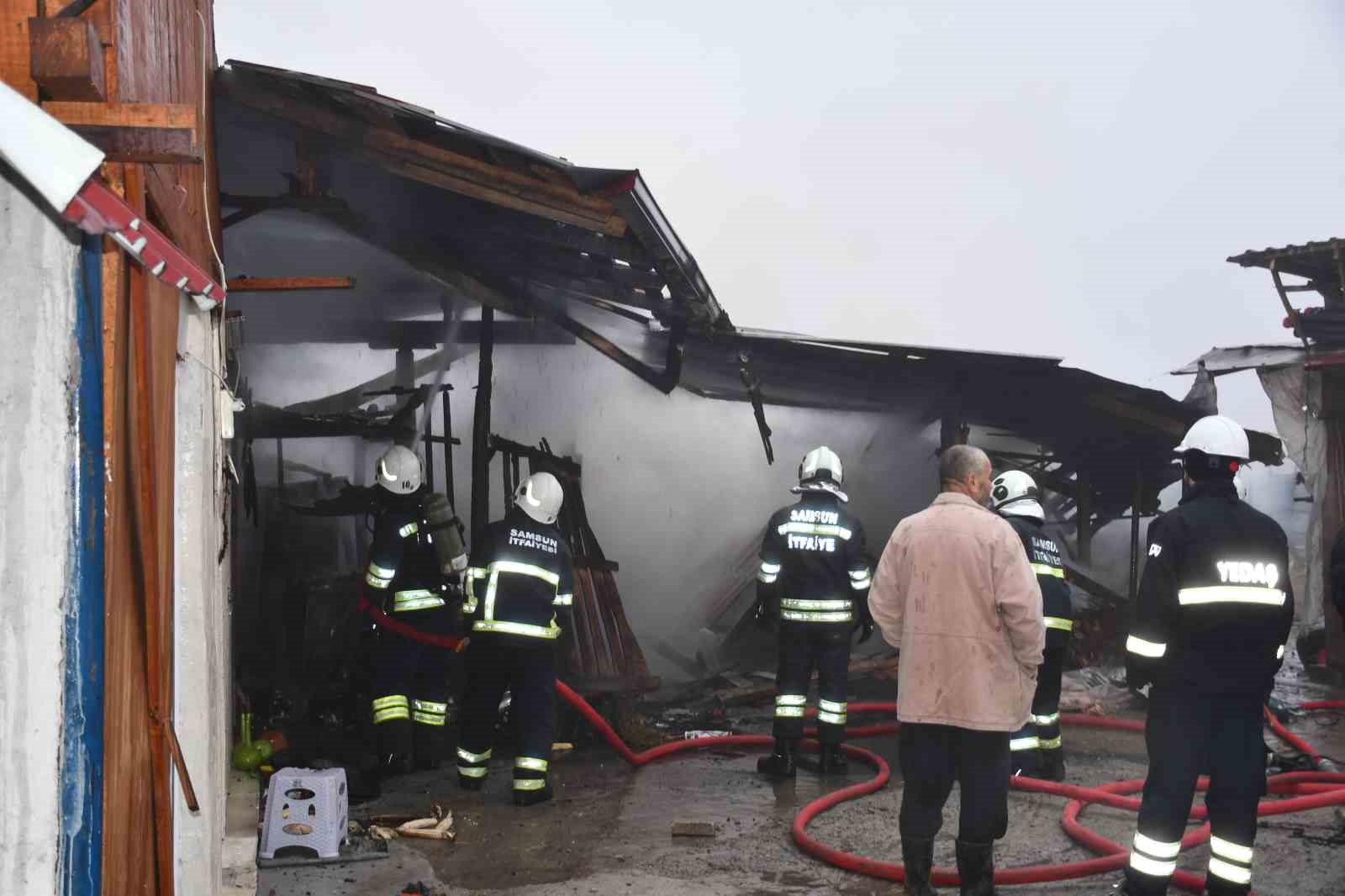 SAMSUN'UN VEZİRKÖPRÜ İLÇESİNDE BİR AHIRDA ÇIKAN YANGINDA 7 BÜYÜKBAŞ HAYVAN TELEF OLDU