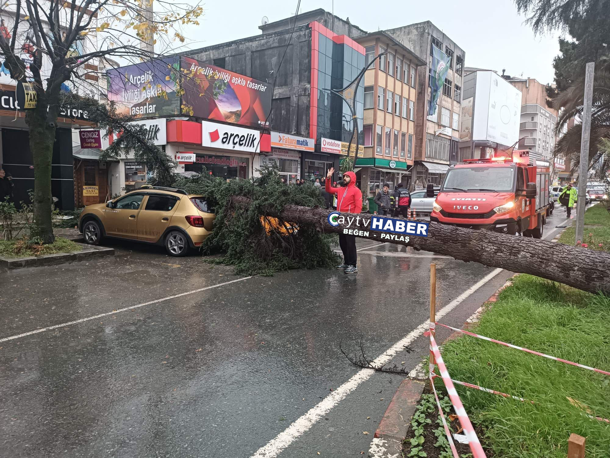 RİZE'NİN ARDEŞEN İLÇESİNDE ETKİLİ OLAN ŞİDDETLİ FIRTINA, MERKEZDE BİR AĞACIN DEVRİLMESİNE VE ARDINDAN MEYDANA GELEN OLAYDA İKİ ARACIN MADDİ HASAR GÖRMESİNE NEDEN OLDU