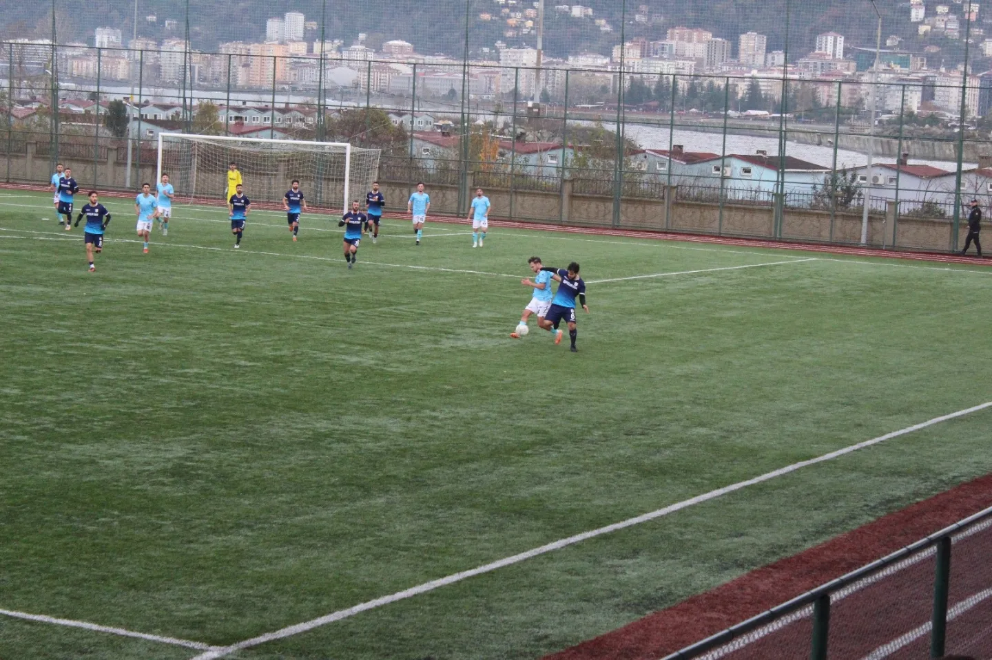 RİZE SÜPER AMATÖR LİG'İNDE GERÇEKLEŞEN MÜCADELEDE KOPUZLAR VAKFI VELİKÖYSPOR , GÜNEYSPOR'U 2 - 0 MAĞLUP ETTİ