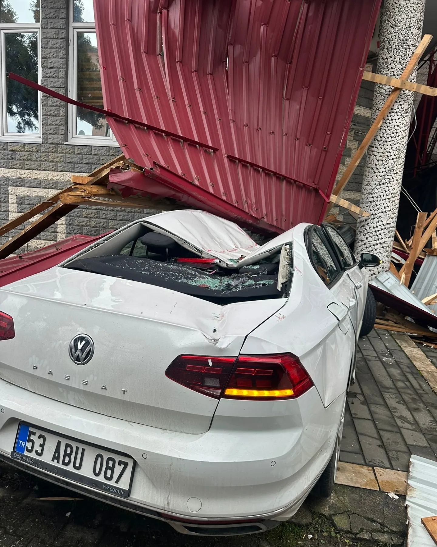 RİZE’DE FIRTINA ÇATILARI UÇURDU: ARAÇLAR ZARAR GÖRDÜ. AYRINTILAR CAYTVHABER.COM'DA