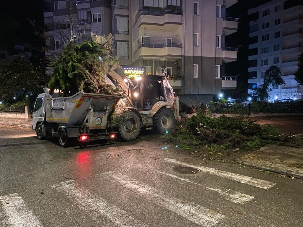 ORDU’DA DÜN GECE ETKİLİ OLAN FIRTINA NEDENİYLE ŞEHİRDE 1 OKUL İLE 11 EVİN ÇATISI UÇTU , ARAÇLAR HASAR GÖRDÜ