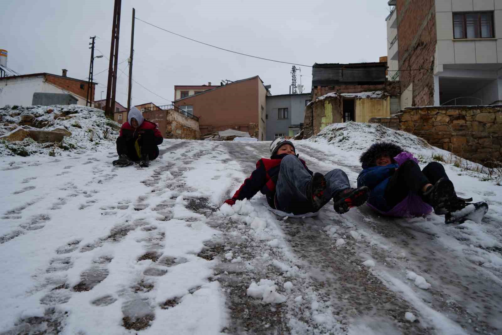 BAYBURT’TA KAR NEDENİYLE OKULLAR BUGÜN ( PAZARTESİ ) 1 GÜN TATİL EDİLDİ