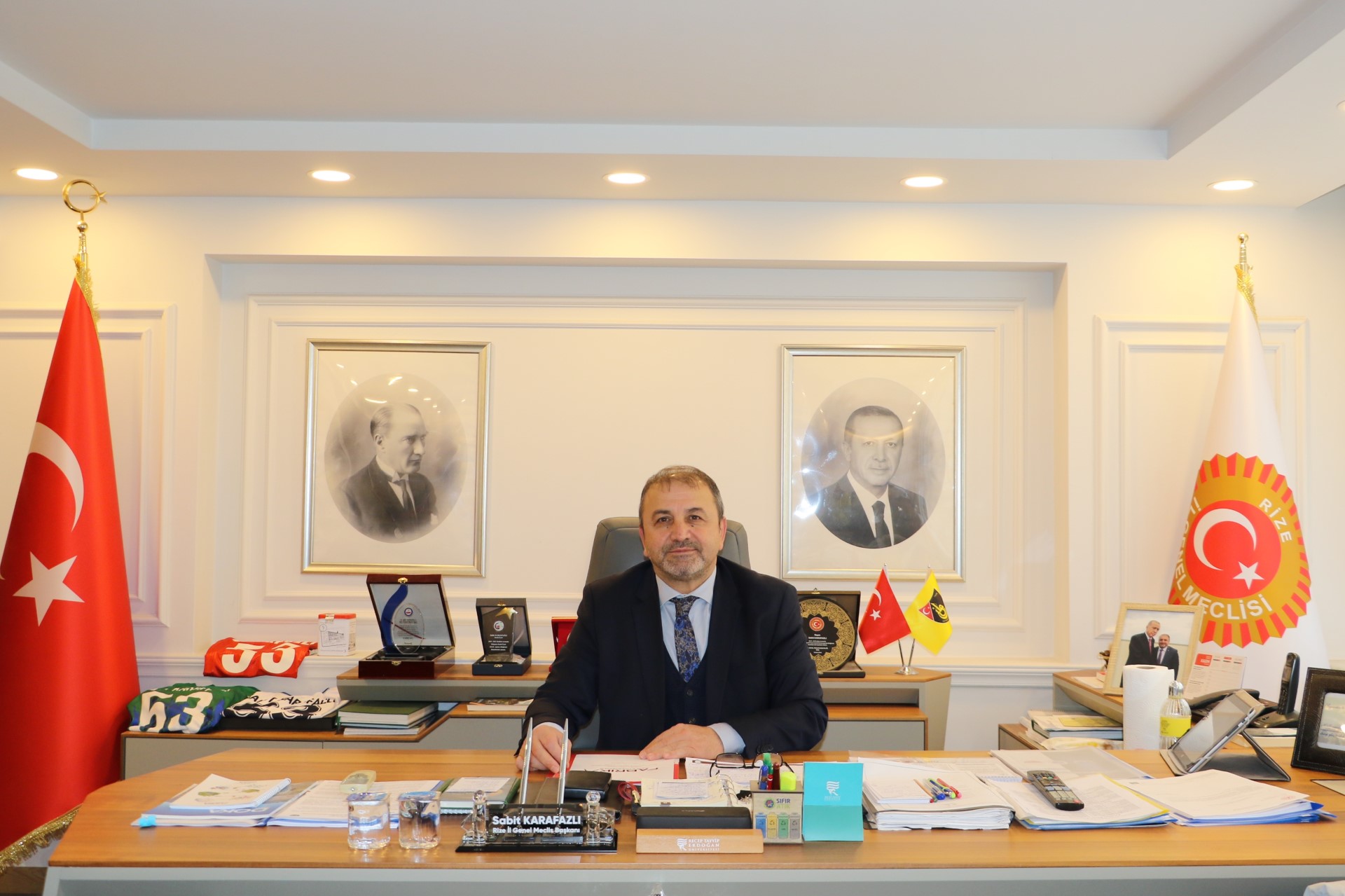 RİZE İL GENEL MECLİSİ BAŞKANI SABİT KARAFAZLI, YAŞANAN FIRTINA NEDENİYLE İL GENELİNDE TOPLAM 95 İHBAR ALINDIĞINI BELİRTTİ. ÇATI UÇMALARININ 82 İHBARI OLUŞTURDUĞUNU VE 13 İHBARIN ARAÇ HASARLARINDAN KAYNAKLANDIĞINI İFADE ETTİ