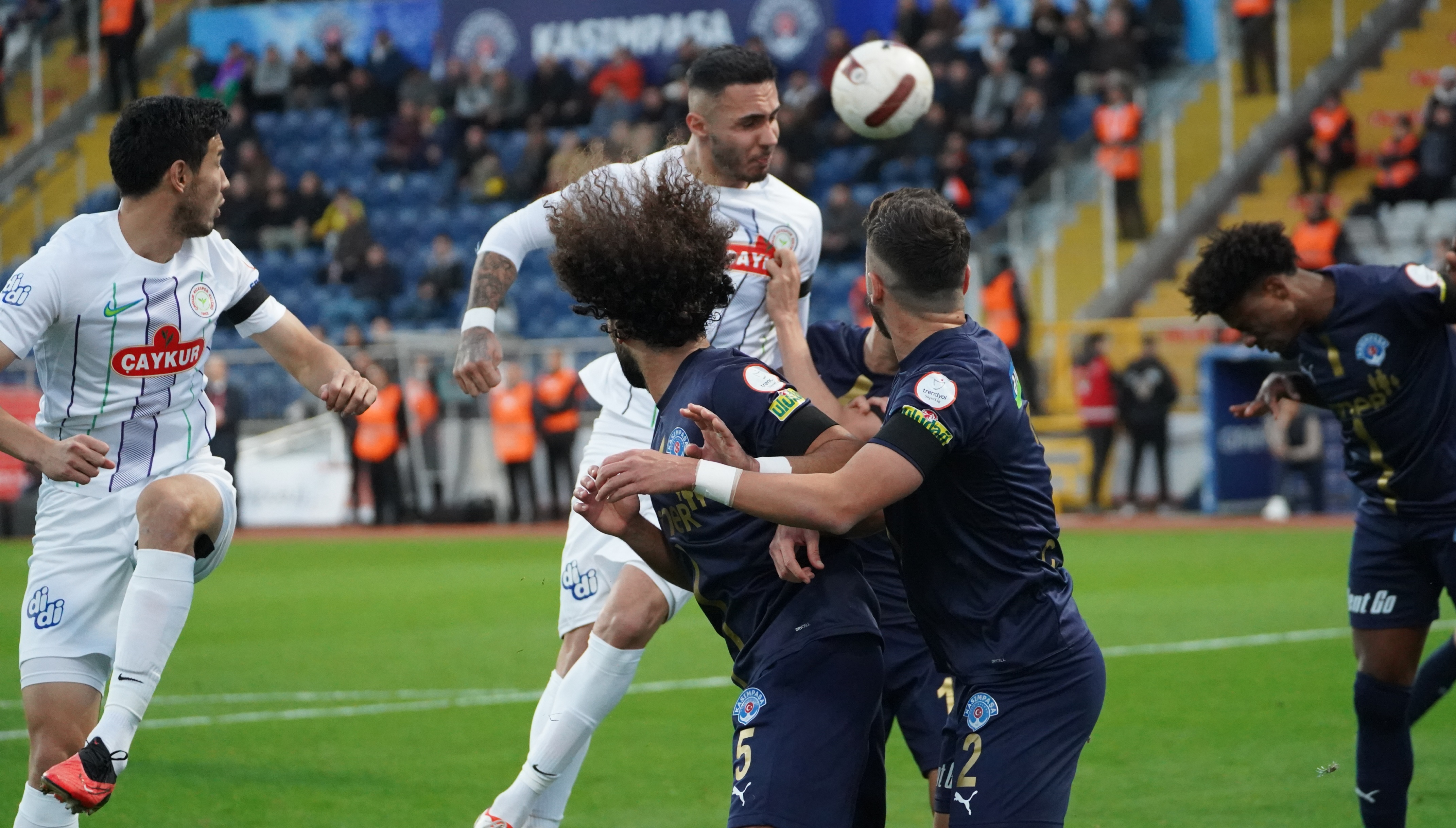 ÇAYKUR RİZESPOR , DEPLASMANDA KASIMPAŞASPOR'LA 2 - 2 BERABERE KALDI