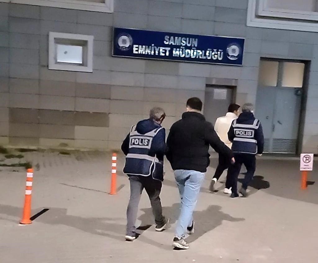 SAMSUN'DA 24 SAAT İÇİNDE POLİS EKİPLERİNİN YOĞUN ÇABALARI VE ETKİLİ DENETİMLERİ SONUCUNDA ARANAN ŞAHISLARIN GÜNLÜK YAKALANMA REKORU 49'DAN 51'E ÇIKARILDI