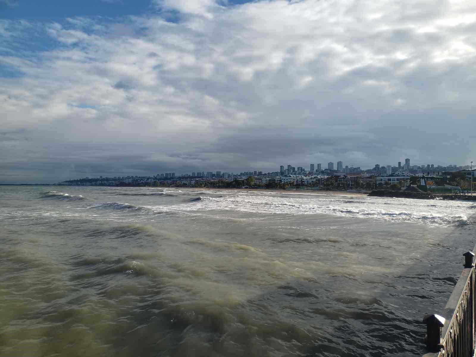 METEOROLOJİ GENEL MÜDÜRLÜĞÜ, ORTA KARADENİZ'DE SAATTEKİ HIZI 75 KİLOMETREYİ BULMASI BEKLENEN FIRTINA ÖNCESİNDE UYARIDA BULUNDU