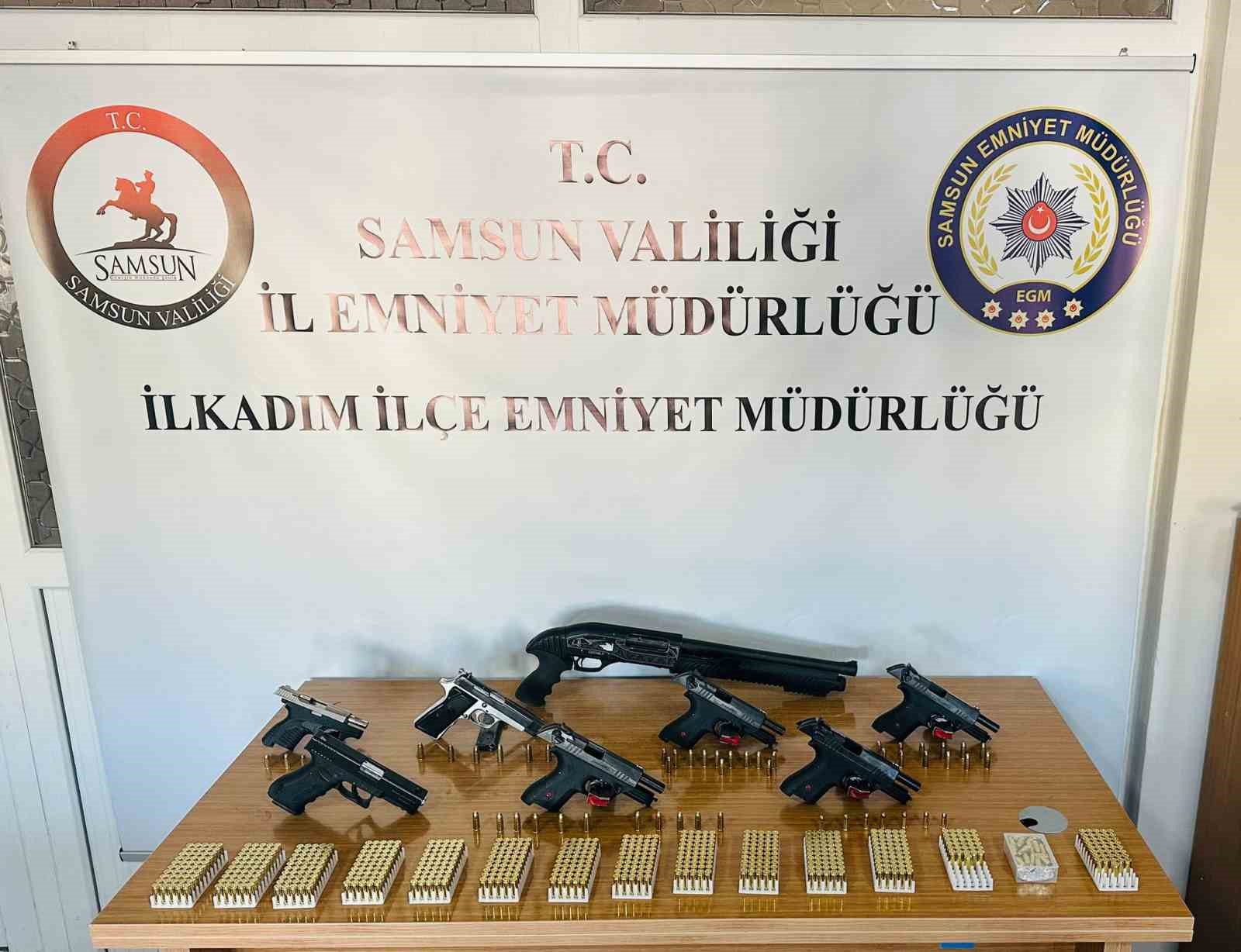 SAMSUN'DA POLİS TARAFINDAN 6 RUHSATSIZ TABANCA, 784 FİŞEK, 1 POMPALI TÜFEK VE 1 ADET KURUSIKI TABANCA ELE GEÇİRİLDİ