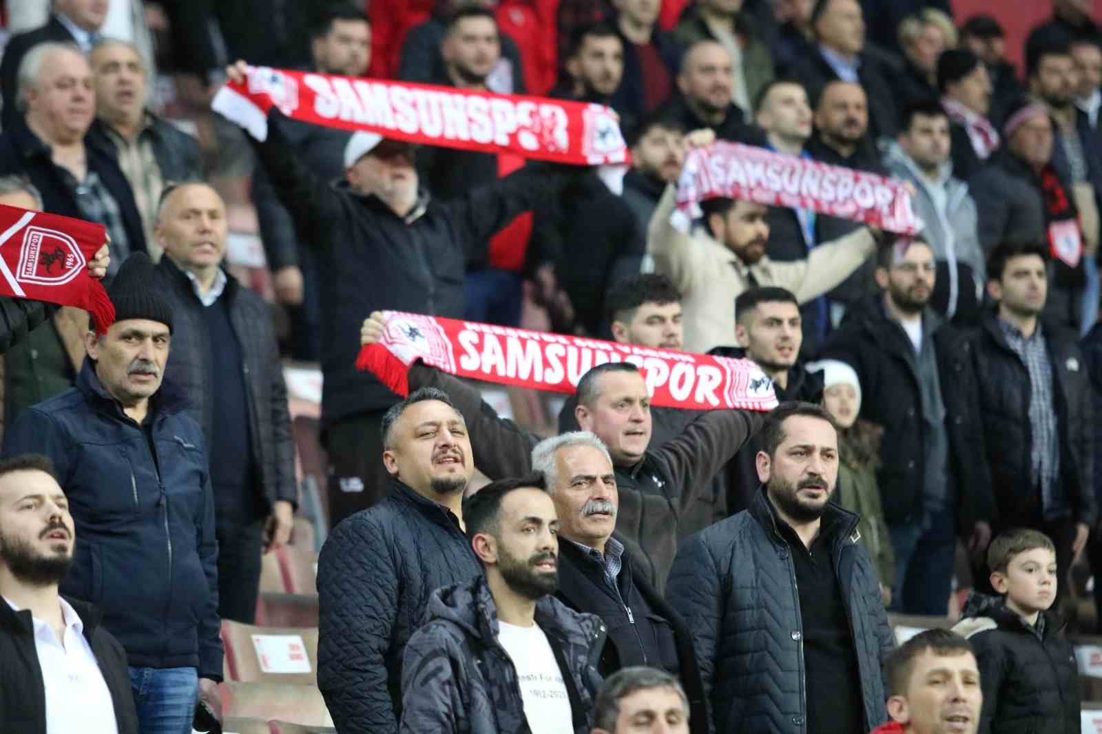 İKİ DÖNEM TRANSFER YASAĞI ALAN SAMSUNSPOR, BİLET FİYATLARINI YARIYA İNDİRDİ
