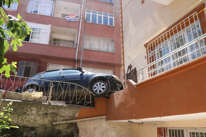 Otomobil Apartmana Daldı, Kadın Sürücü Aracı Bırakıp Kaçtı