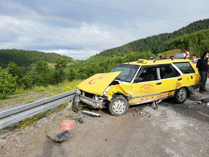 Ticari Taksi İle Otomobil Kafa Kafaya Çarpıştı