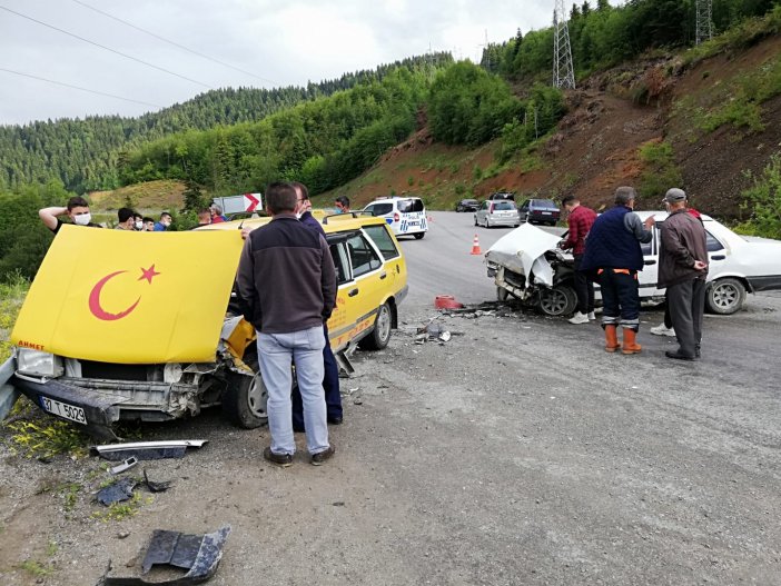 Ticari Taksi İle Otomobil Kafa Kafaya Çarpıştı