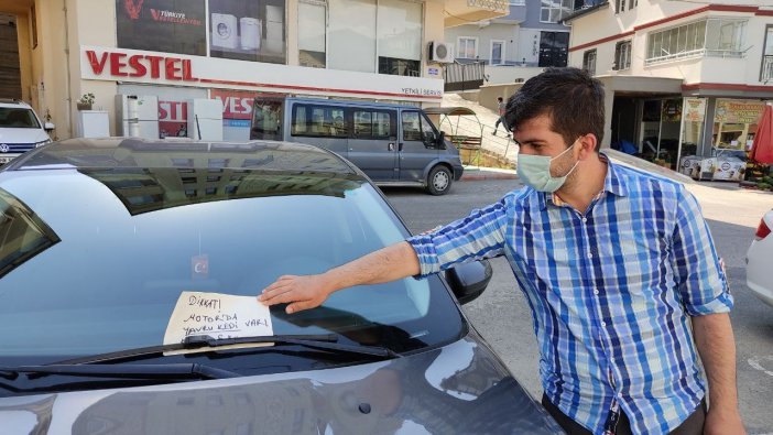 Aracın Motor Bölümünde Sıkışan Kedi İçin Not Bıraktı