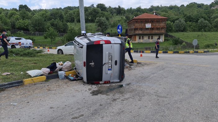 Karabük’te Hafif Ticari Araç Kavşakta Devrildi: 2 Yaralı