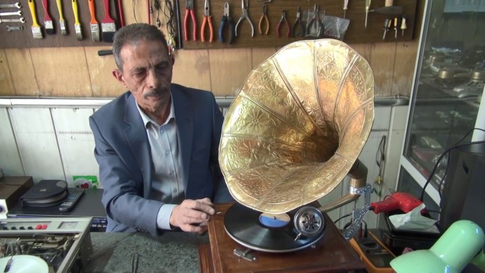 Yarım Asırlık Plakçalar Ve Gramofonları Tamir Ederek İlk Günkü Haline Getiriyor