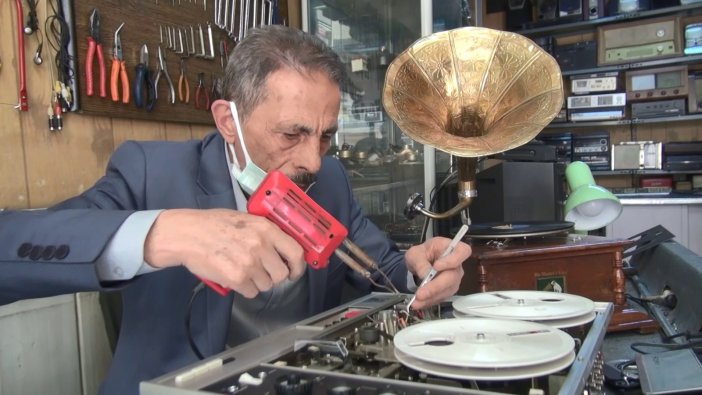 Yarım Asırlık Plakçalar Ve Gramofonları Tamir Ederek İlk Günkü Haline Getiriyor