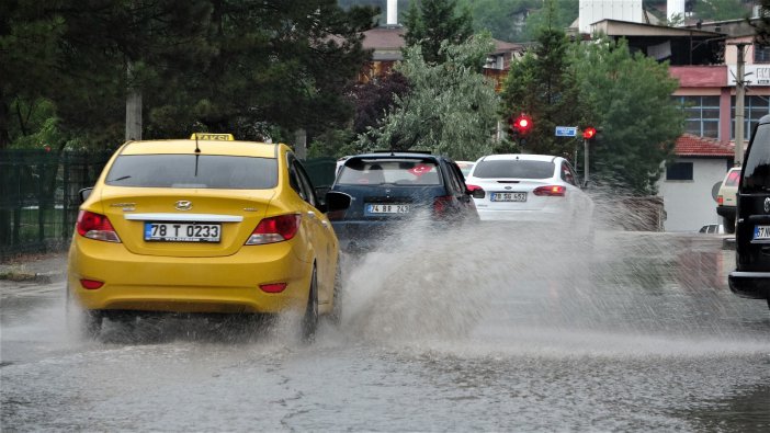 Karabük’te Yıldırım Düşme Anı Anbean Kaydedildi