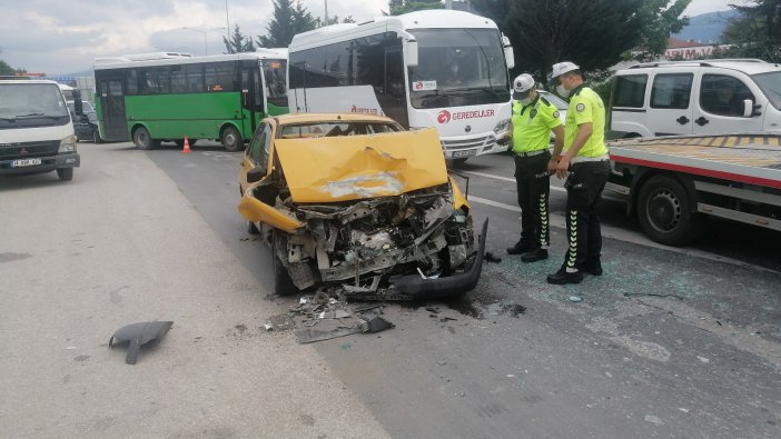 Otomobil Kırmızı Işıkta Bekleyen Minibüse Çarptı: 1 Yaralı