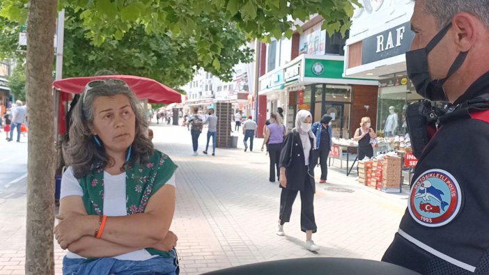 Maske Takmayı Reddeden Kadın Sözleriyle Hem Şaşırttı, Hem De Gözaltına Alındı