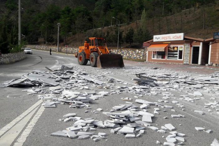 Hareket Halindeki Tırın Üzerindeki Mermerler Yola Devrildi
