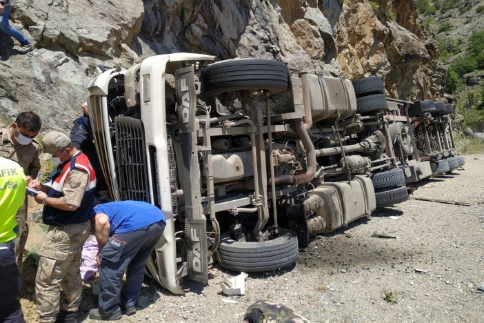 Azeri Sürücünün Kullandığı Tır Zigana Dağında Yan Yattı: 1 Yaralı