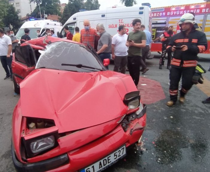 Tırın Çarptığı Spor Otomobil Hurdaya Döndü: 1 Yaralı