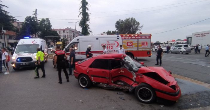 Tırın Çarptığı Spor Otomobil Hurdaya Döndü: 1 Yaralı