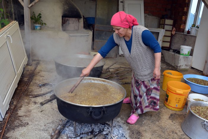 Dutları Matkapla Ezerek Pekmez Yapıyor