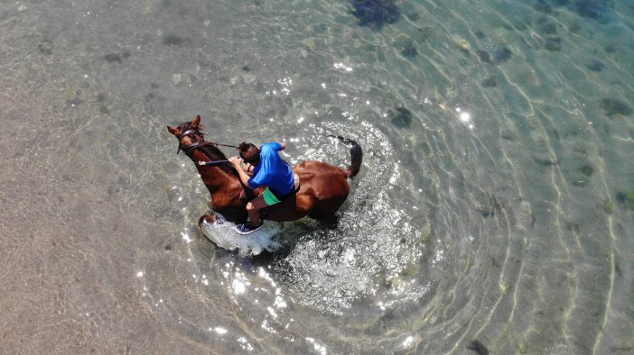 Bunaltıcı Sıcakta Yarış Atıyla Denizin Tadını Çıkarttı