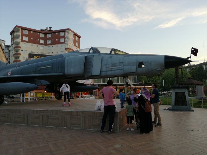F-4 Savaş Uçağının Olduğu Park İlgi Odağı Oluyor