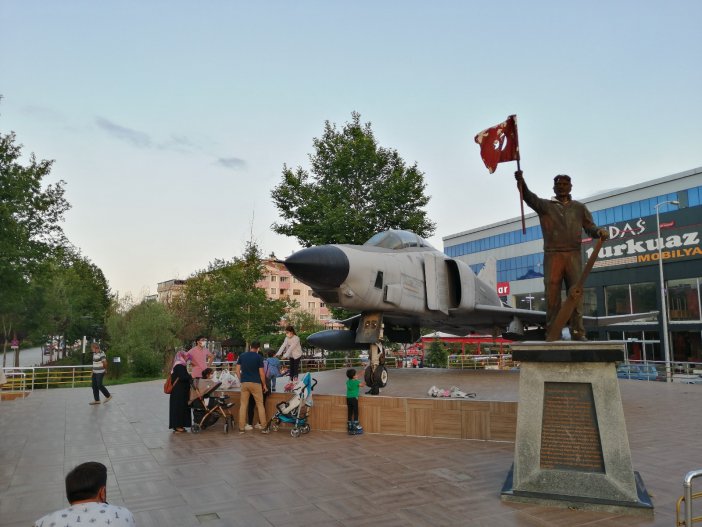 F-4 Savaş Uçağının Olduğu Park İlgi Odağı Oluyor