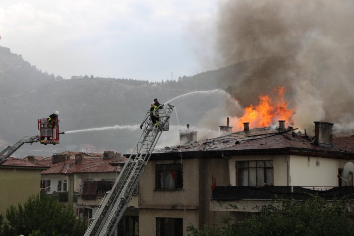 Amasya’da 4 Katlı Binanın Çatısı Alev Alev Yandı