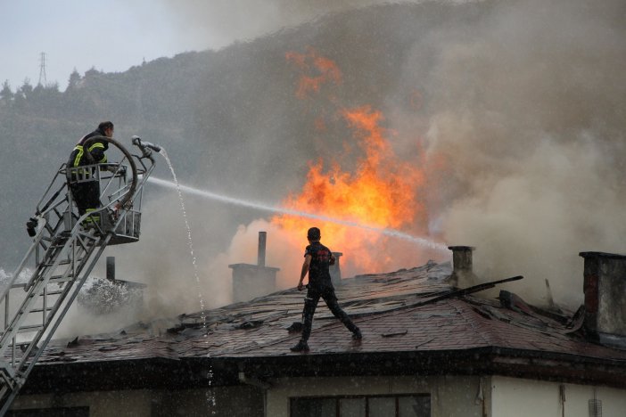 Amasya’da 4 Katlı Binanın Çatısı Alev Alev Yandı