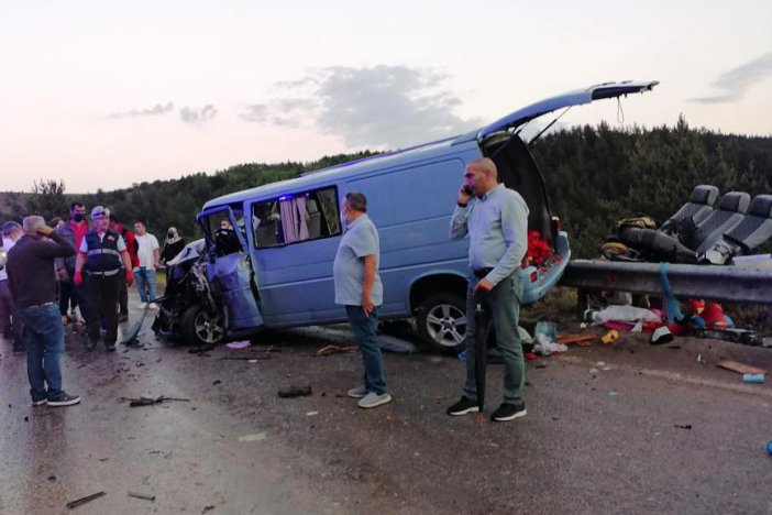 Gümüşhane’de Tırın Kayan Dorsesi Minibüse Çarptı: 7 Yaralı