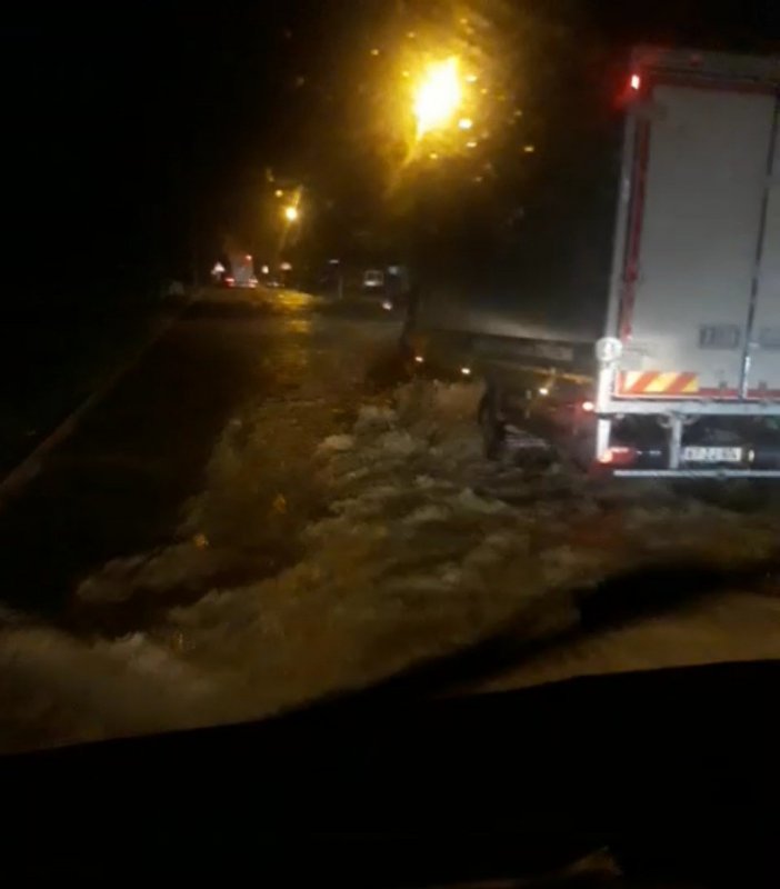 Devrek Yolunda Şiddetli Yağmur Nedeniyle Araçlar Mahsur Kaldı