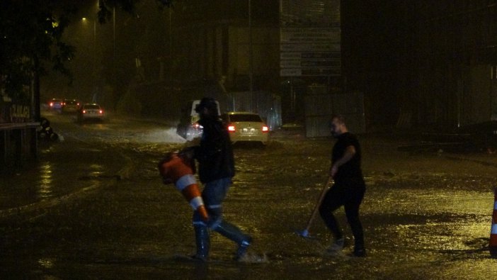 Şiddetli Yağış Hayatı Olumsuz Etkiledi: Araçlar Yollarda Kaldı