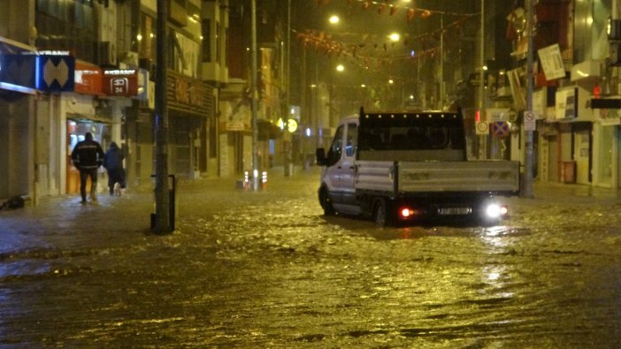 Şiddetli Yağış Hayatı Olumsuz Etkiledi: Araçlar Yollarda Kaldı