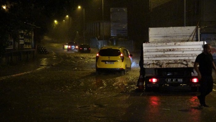 Şiddetli Yağış Hayatı Olumsuz Etkiledi: Araçlar Yollarda Kaldı