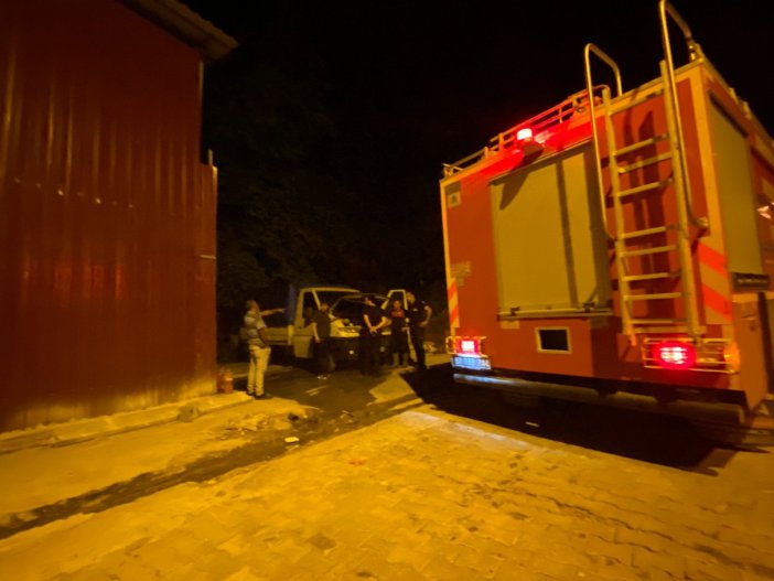 Park Halindeki Kamyonette Küçük Çaplı Yangın Çıktı