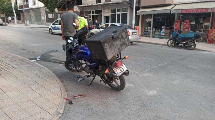 Otomobil İle Çarpışan Motosikletli Kurye Yaralandı