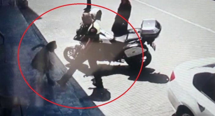 Polisin Ayağına Basan Kız Çocuğunun İlginç Görüntüsü Kamerada