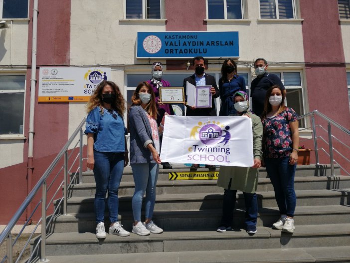 Vali Aydın Arslan Ortaokulu’na “e-twinning Okulu” Etiketi
