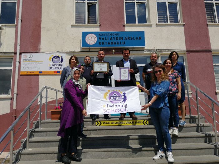 Vali Aydın Arslan Ortaokulu’na “e-twinning Okulu” Etiketi