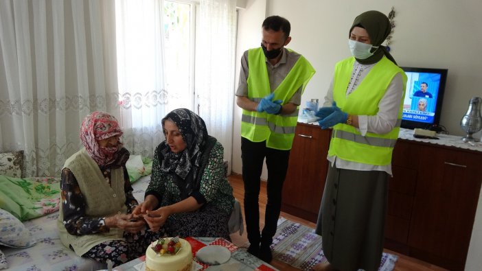 123 Yaşına Giren Ayşe Nineye Sürpriz Doğum Günü