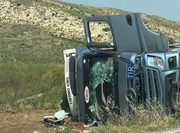 Sungurlu’da Tavuk Yüklü Tır Devrildi