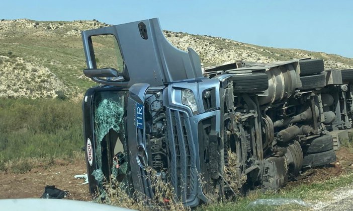 Sungurlu’da Tavuk Yüklü Tır Devrildi